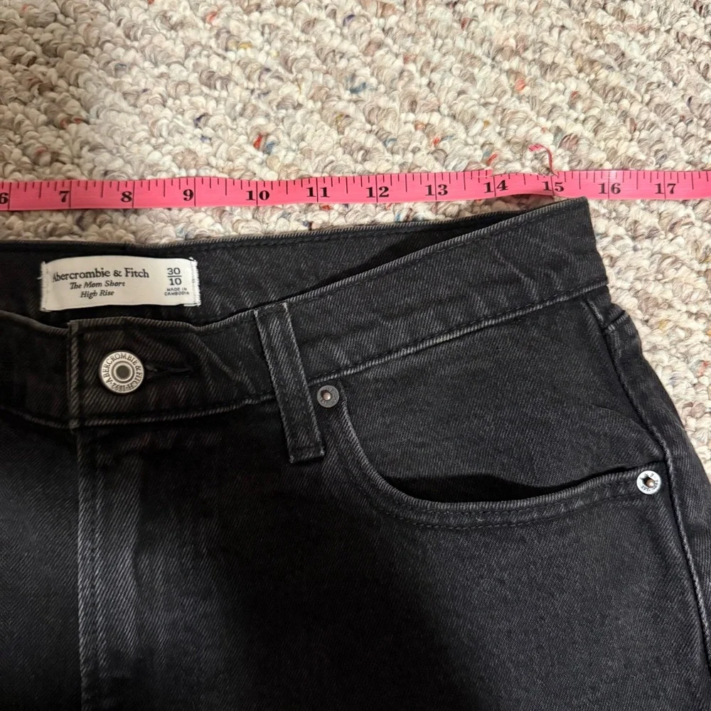 Abercrombie & Fitch The Mom Shorts High Rise Denim Black Frayed Hem-Size 30 (10) - Picture 11 of 12